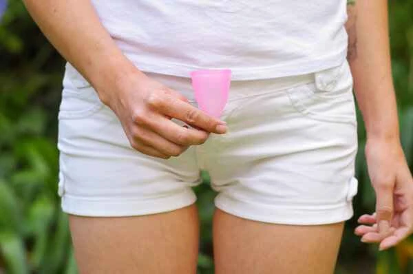 What constitutes symptoms of scrotal dampness?