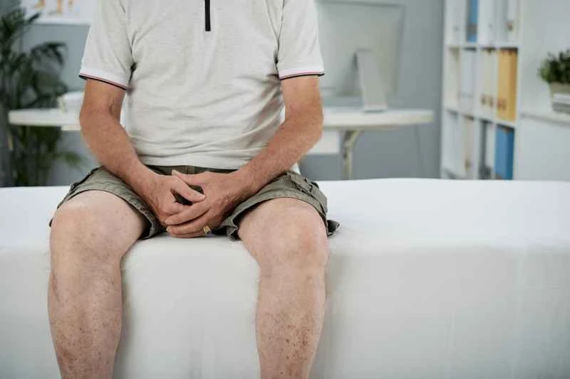What are the symptoms of prostatitis in the elderly and what medications are effective?